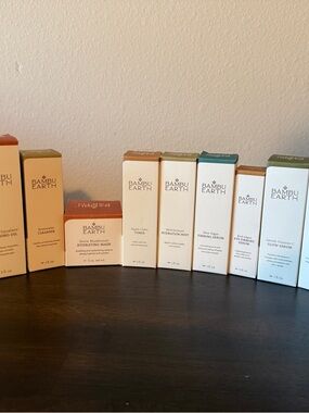Assorted Women’s Skincare Set in Neutral & Green Shades